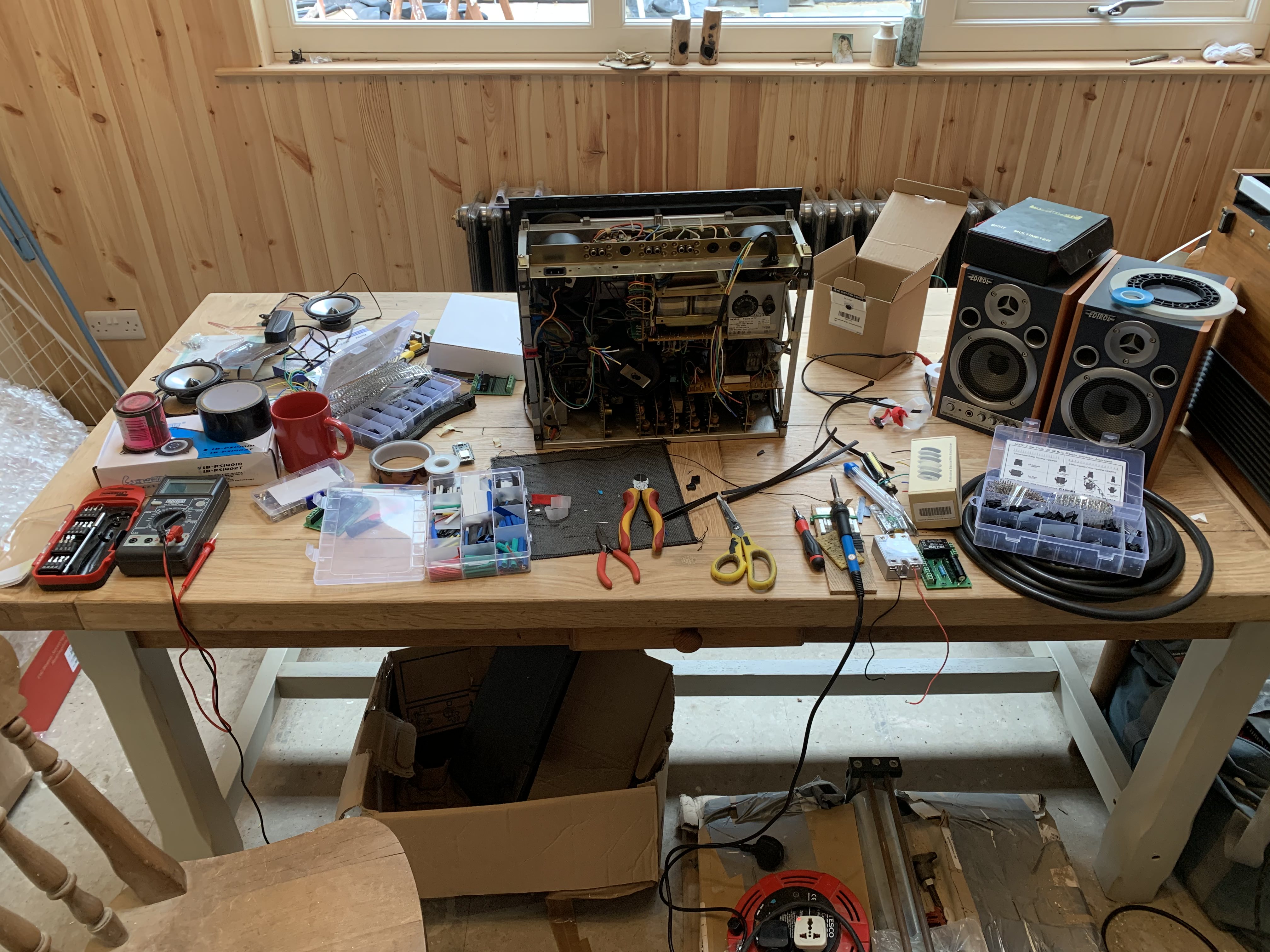 The workbench with the players and tools